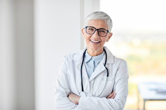 Sous quelles conditions un médecin retraité est-il autorisé à prescrire? 